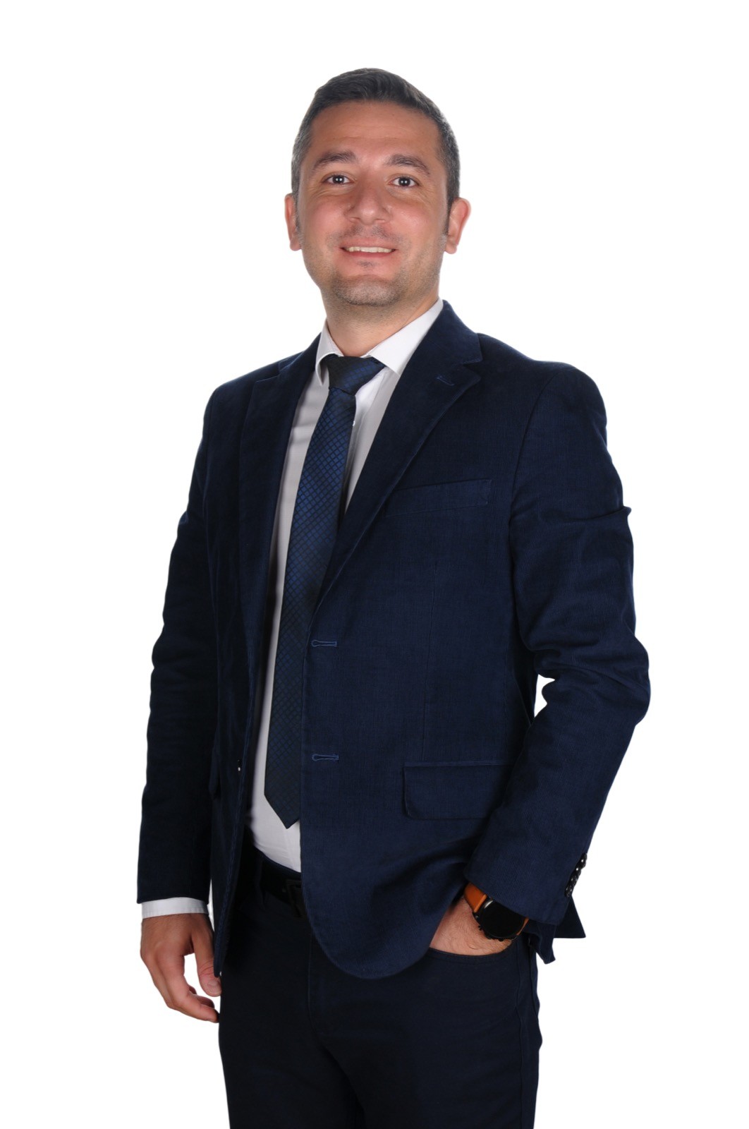 Beyaz fon önünde koyu takım elbiseli yetişkin erkek