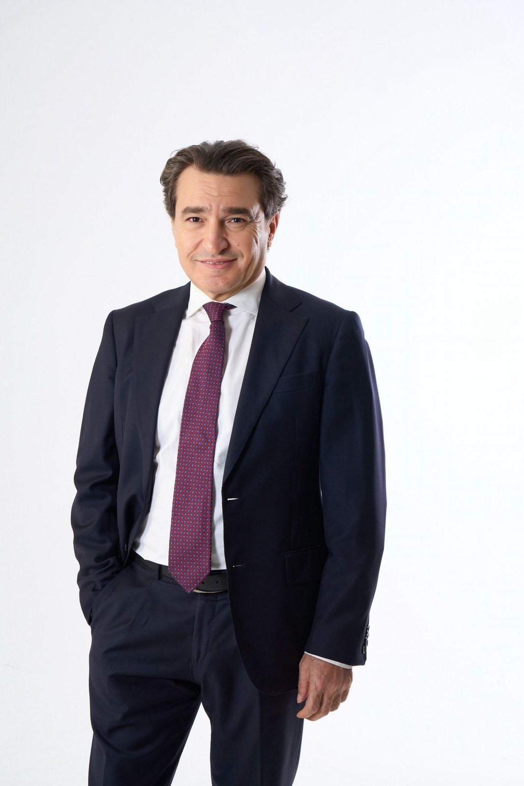 Açık fonda kırmızı kravatlı temsilcinin portresi.