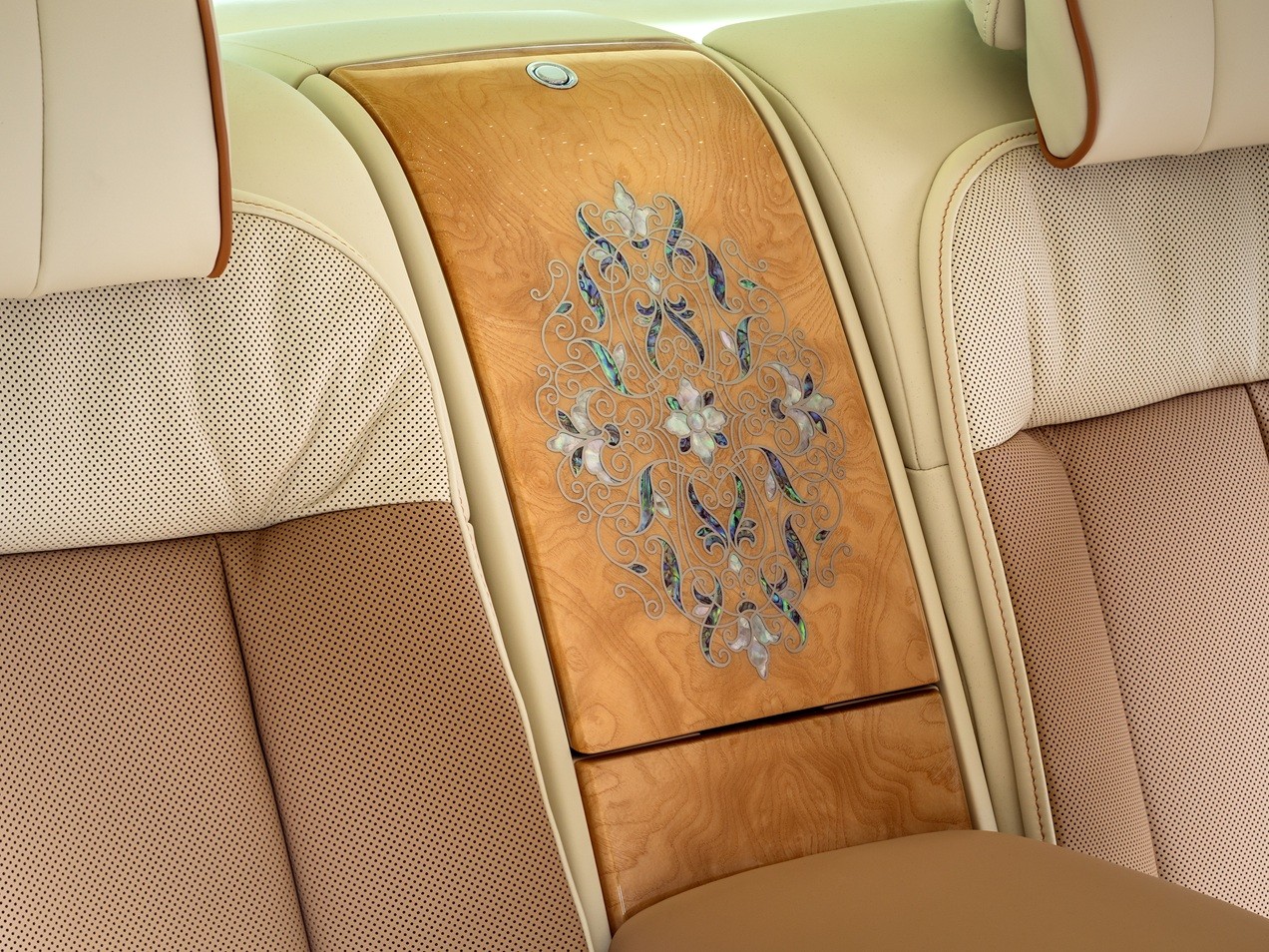 Rolls-Royce iç mekânında ahşap yüzeye işlenen renkli kakma motifi.