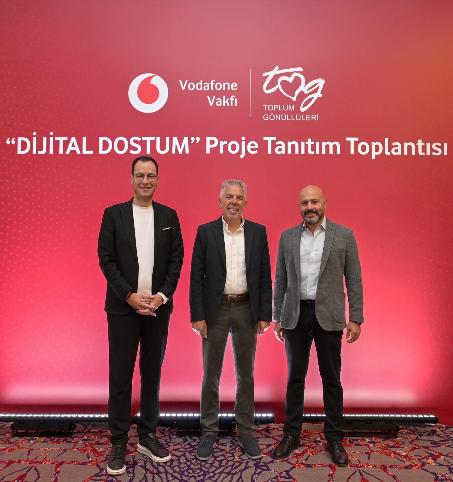 Dijital Dostum proje tanıtım panosu önünde üç temsilci.