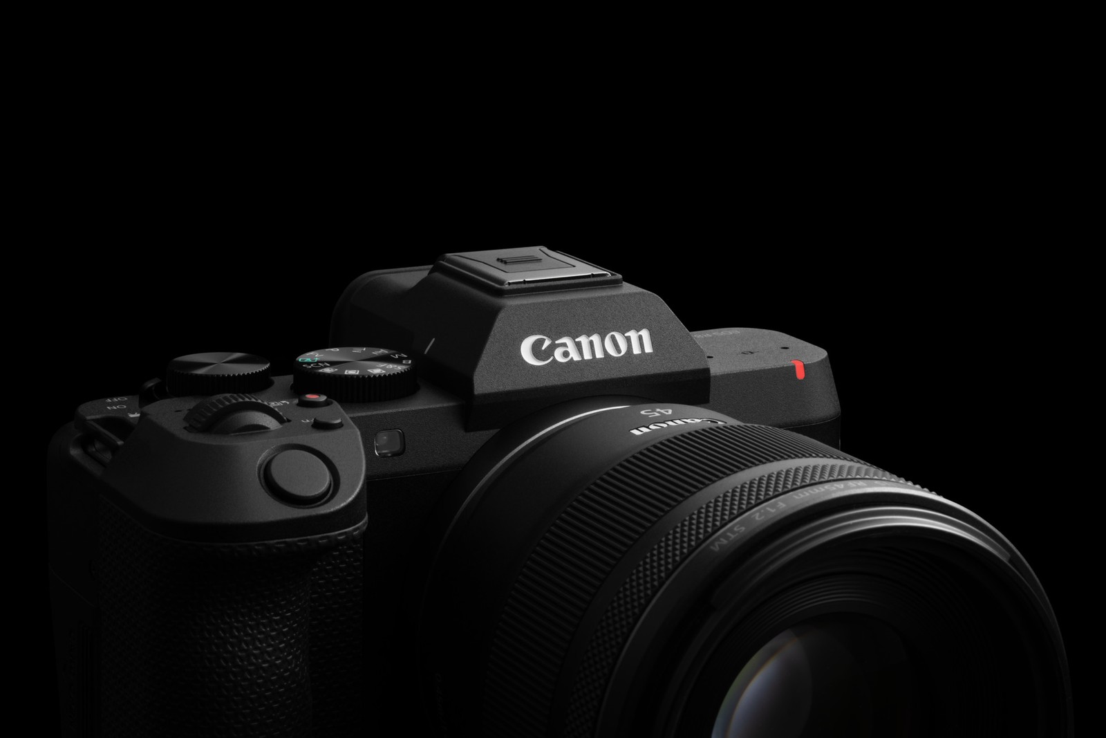Siyah fonda Canon fotoğraf makinesi ve objektifinin yakın planı.