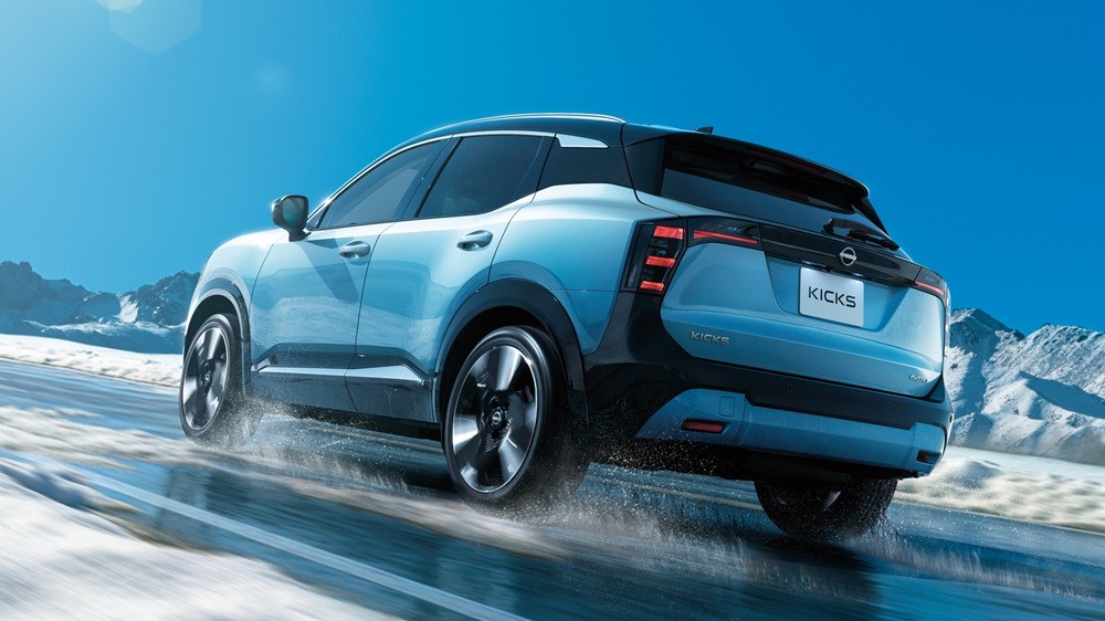 Yolda arka ve yan yüzü görülen mavi Nissan Kicks