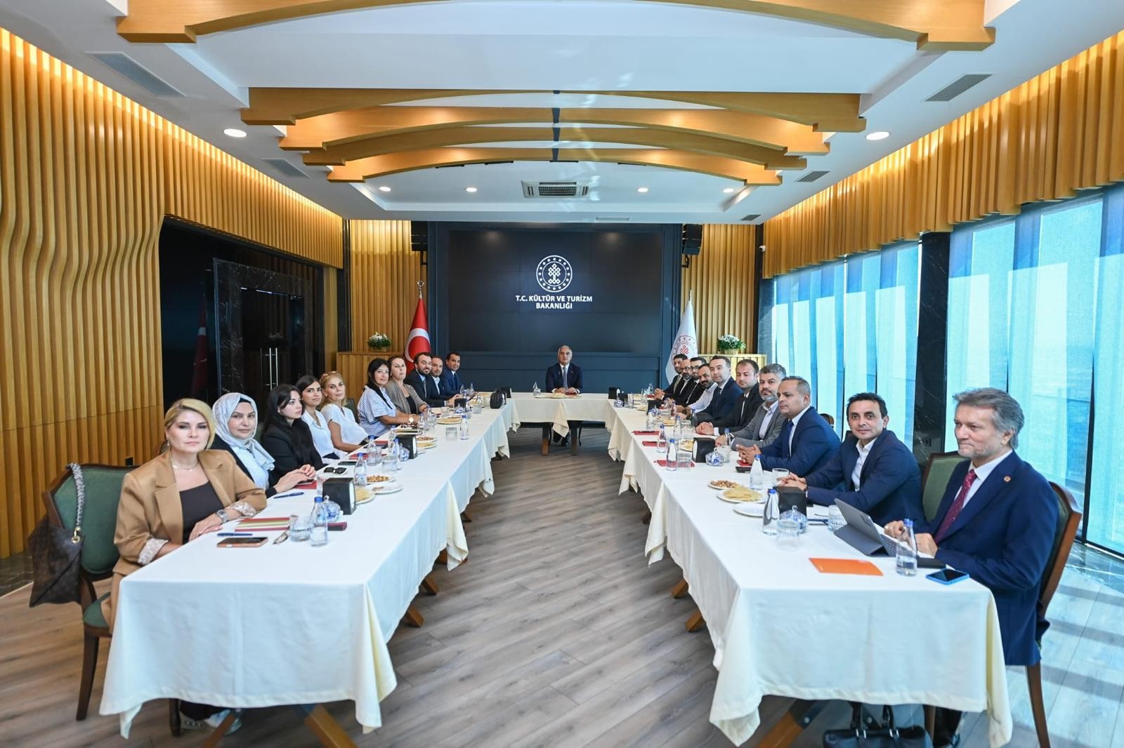 Bakanlık salonundaki toplantının geniş açılı grup görünümü.