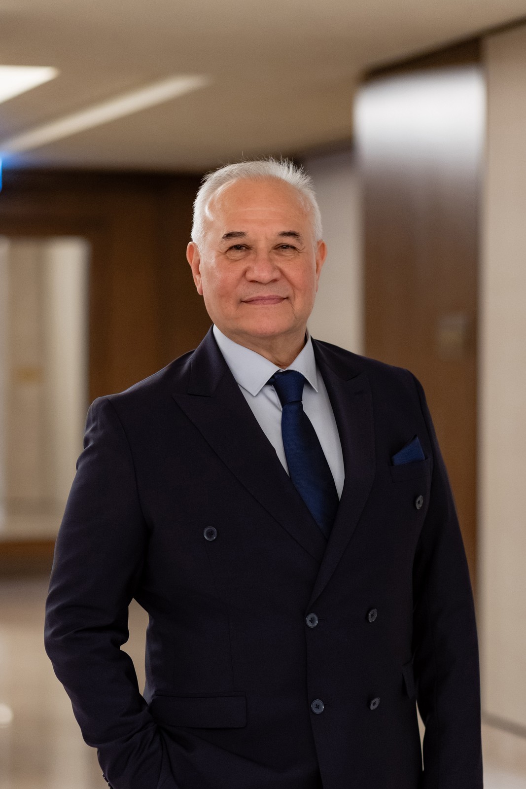 Ofis ortamında koyu takım elbiseli GEBKİM temsilcisinin portresi.
