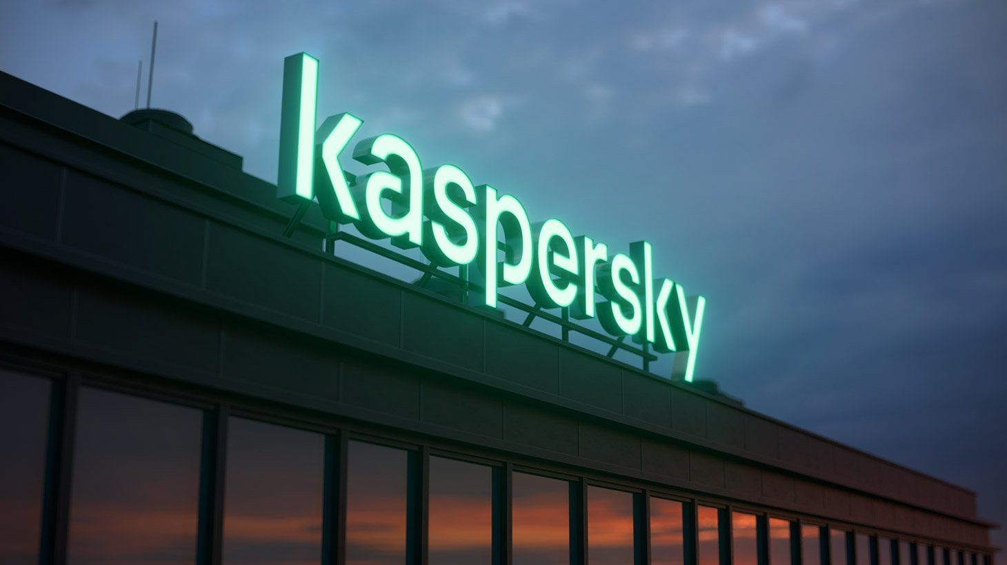 Binanın cephesinde yeşil ışıklı Kaspersky tabelası görülüyor.