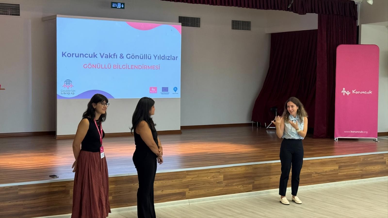 Koruncuk Vakfı ve Gönüllü Yıldızlar bilgilendirme toplantısında üç yetişkin.