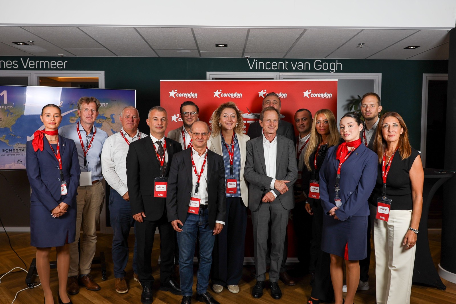Corendon panosu önünde havayolu temsilcileri ve kabin ekibi.