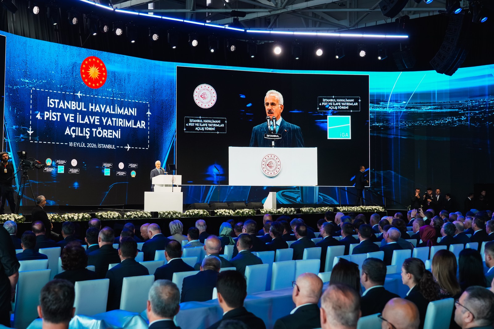 İstanbul Havalimanı açılış töreninin ekranlı sahnesi ve izleyiciler.