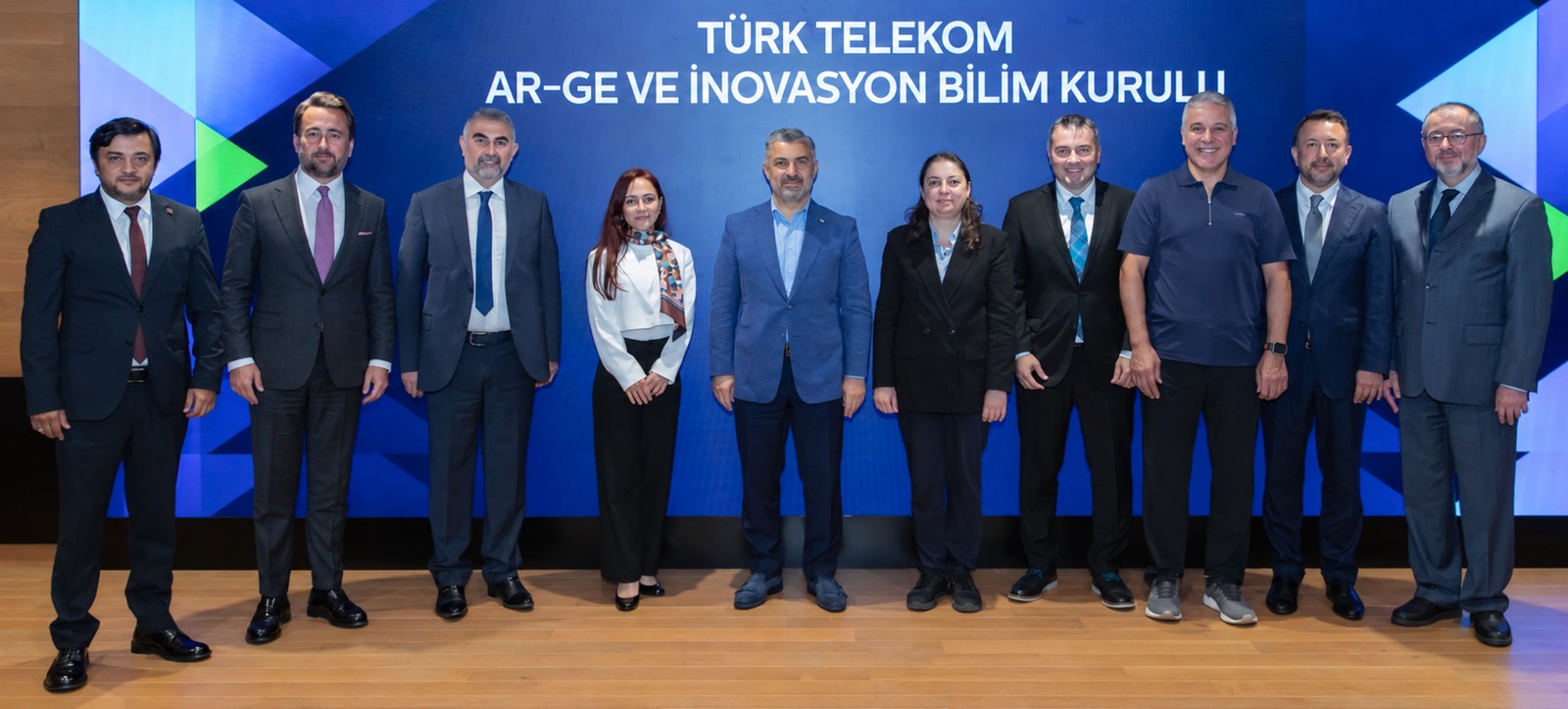 Türk Telekom Ar-Ge ve İnovasyon Bilim Kurulu panosu önünde yetişkin ekip.
