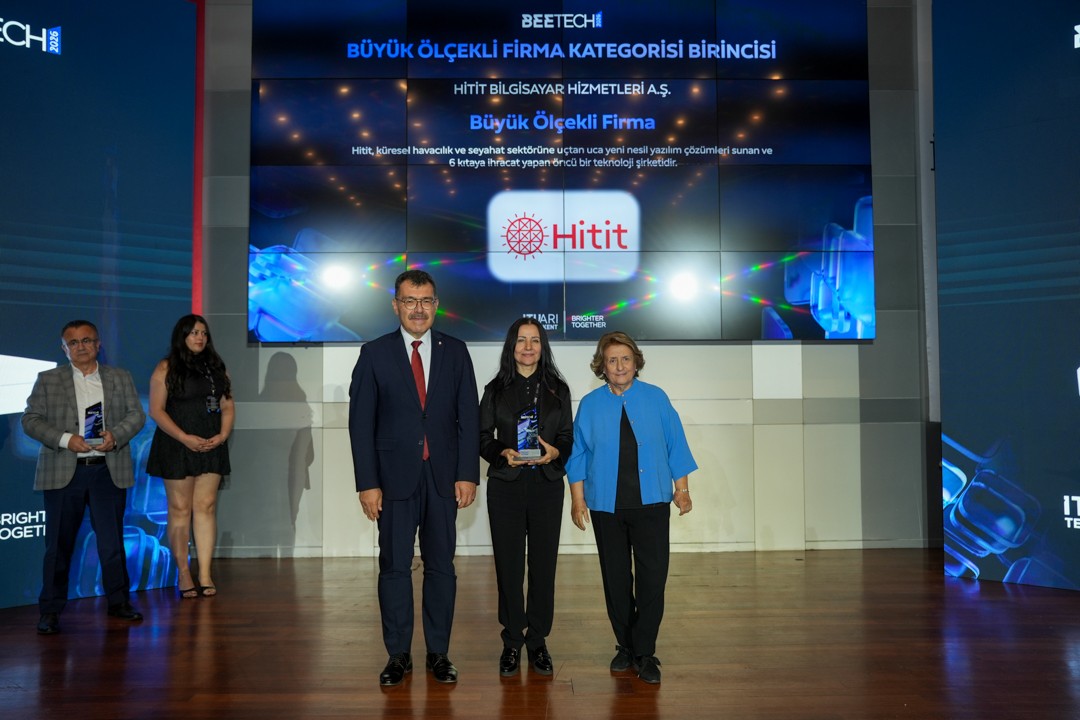 BeeTech ödül sahnesinde Hitit temsilcileri ve ödül takdimi.