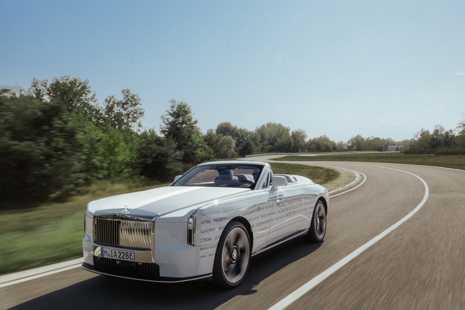 Test pistinde ilerleyen açık renkli üstü açık Rolls-Royce prototipi.