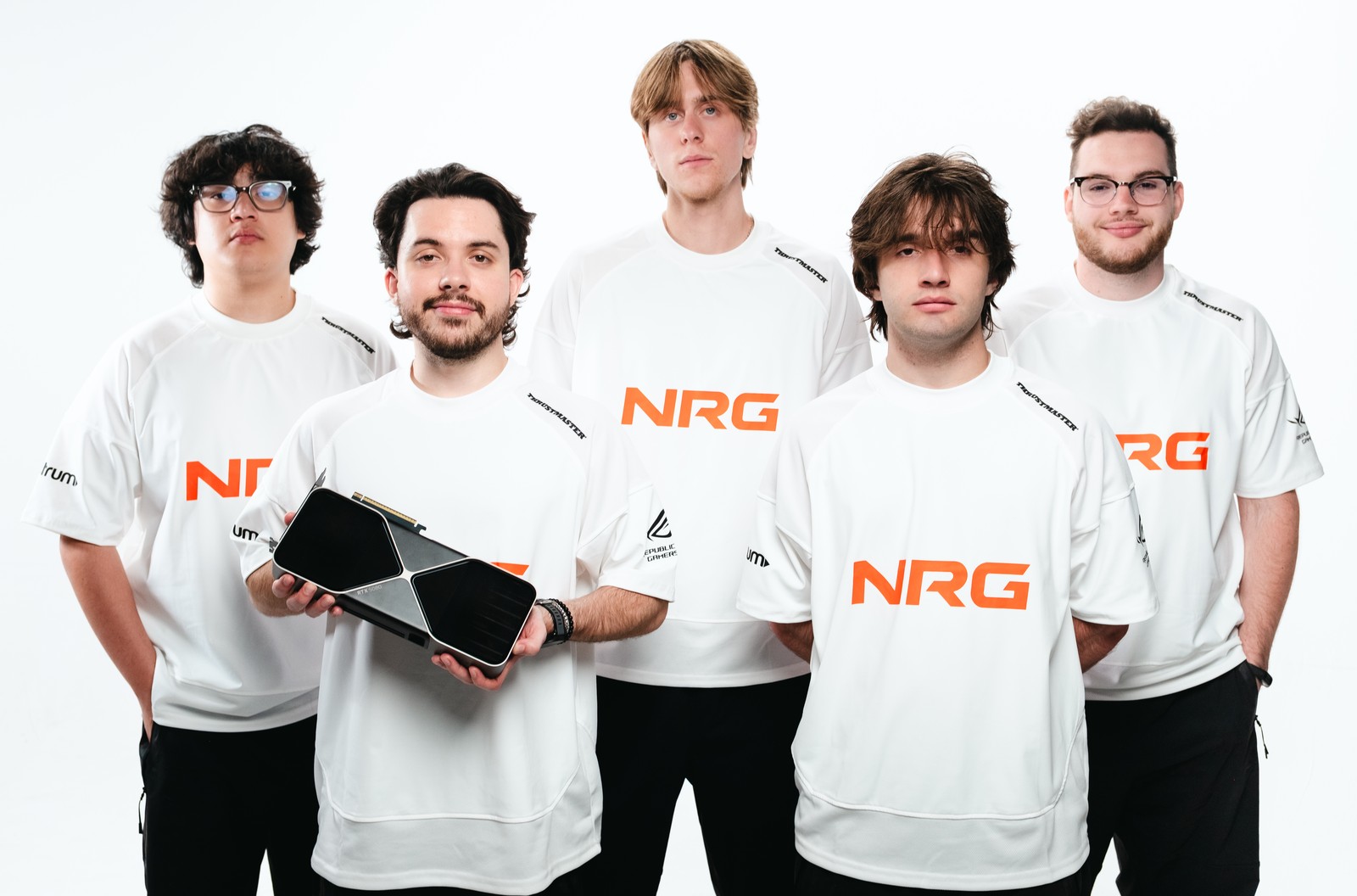 NRG formalı yetişkin espor ekibi, bir üyenin elinde NVIDIA ekran kartı.
