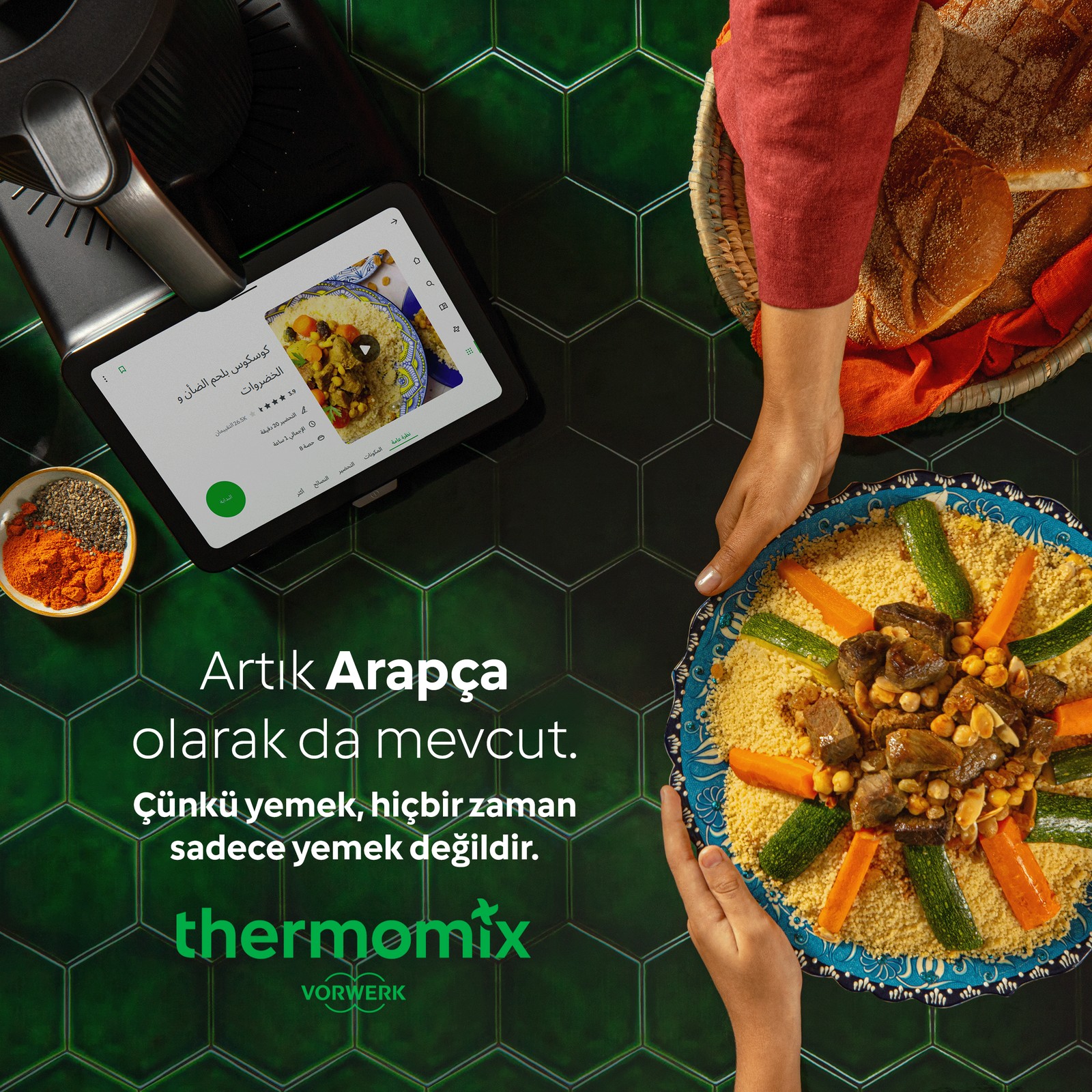 Yemek tabağı ve cihaz ekranıyla Thermomix Arapça dil seçeneğini tanıtan afiş görülüyor.