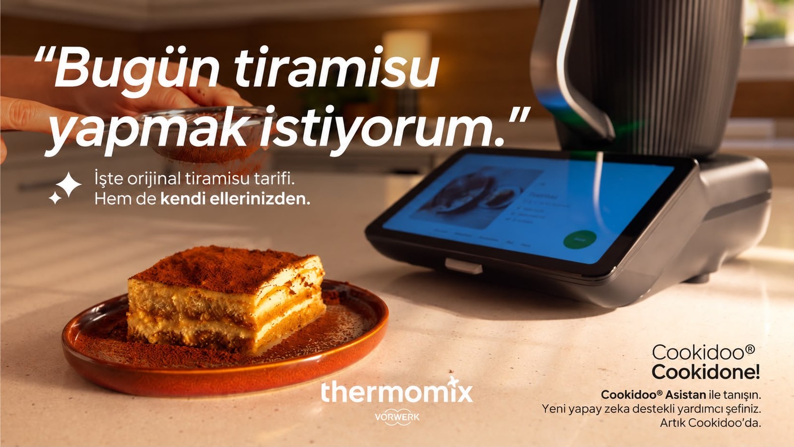 Tiramisu tabağı, Thermomix cihazı ve Cookidoo Asistanı tanıtım metni birlikte gösteriliyor.